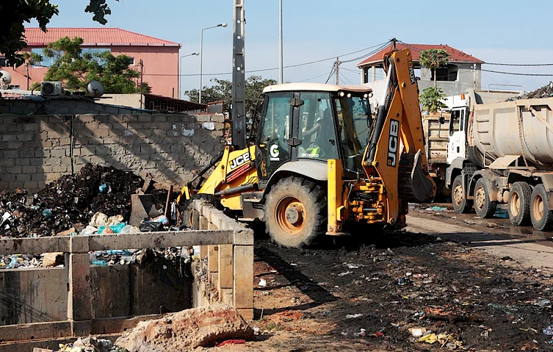 Recolha de lixo no em Luanda no bairro Palanca