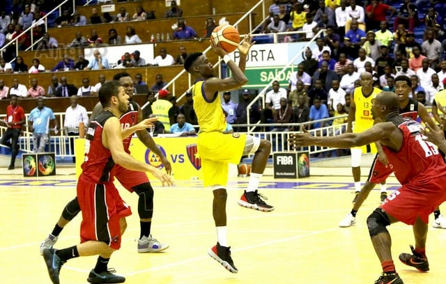 1º de Agosto (red and black) versus Petro de Luanda (file)