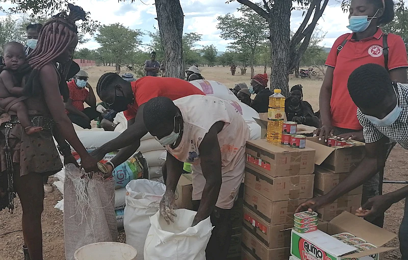 Entrega de bens alimentares à população do Curoca