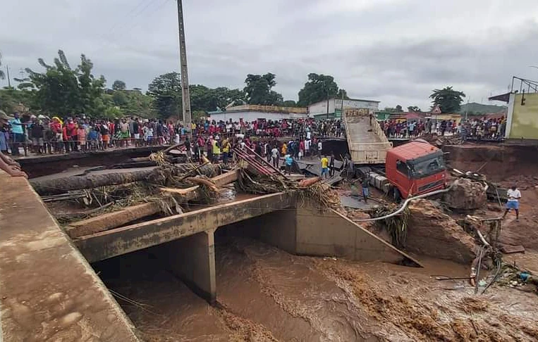 Ponte sobre o rio Capacala, depois de desabar