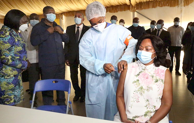 First Lady Ana Dias Lourenço receiving vaccine