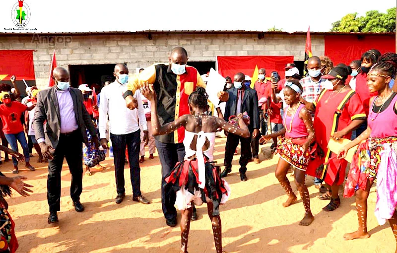 Pormenor da visita do primeiro secretário provincial do MPLA, Bento Bento em Viana