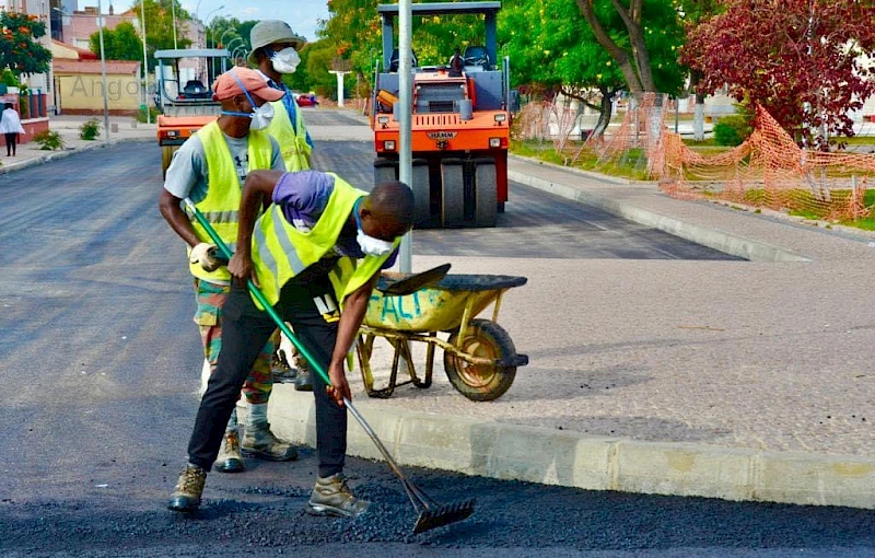 Obras de asfaltagem numa municipalidade (Arquivo)