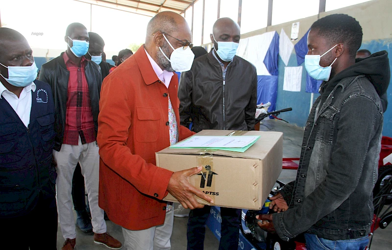 Namibe: Governador Provincial Archer Mangueira faz a entrega de Kits profissionais aos jovens do município do Tômbwa