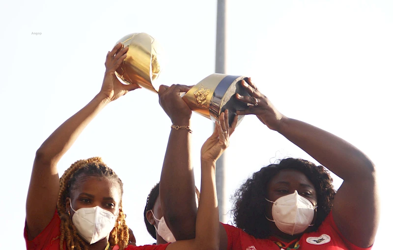 Selecção regressa ao país de taça em mãos