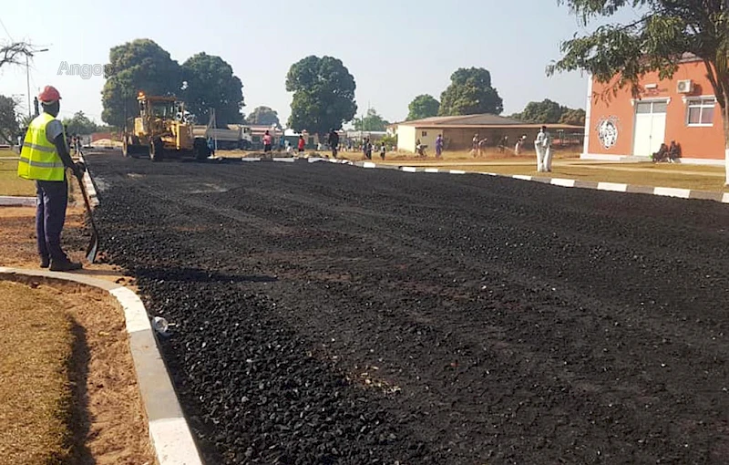 Les rues de Cacolo reçoivent de l'asphalte