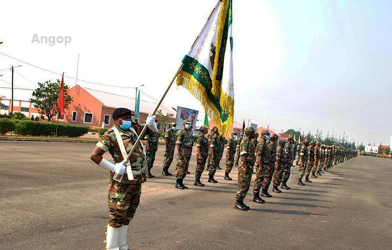 Desfile das Tropas em parada no Huambo