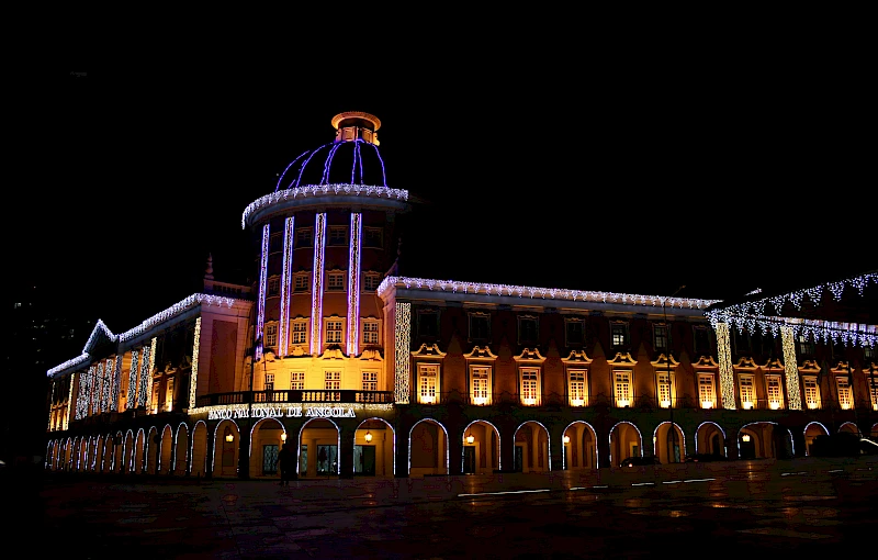 Vista noturna do Banco Nacional de Angola