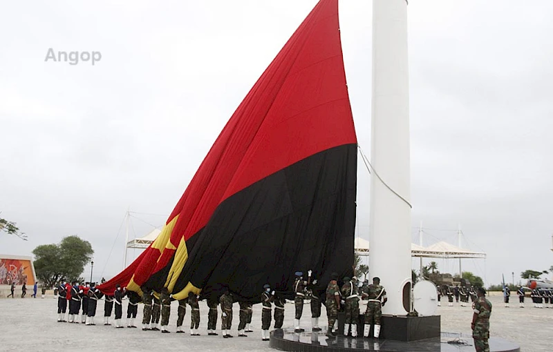 Içar da bandeira no dia do Fundador e Herói Nacional