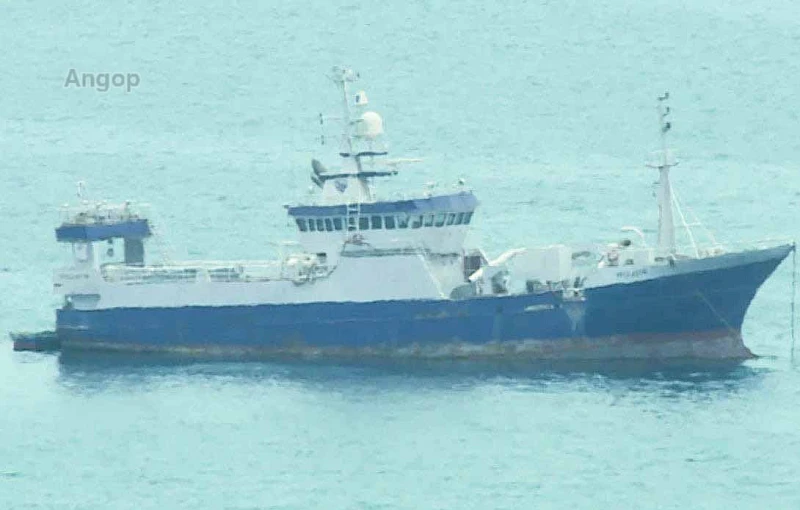 Barco pesqueiro no mar angolano