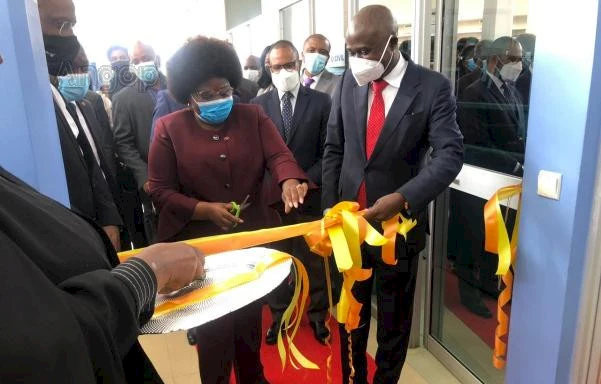 Ministro de Estado para a Coordenação Económica, Manuel Nunes Júnior, e à governadora provincial do Huambo, Lotti Nolika, inauguram primeira agência regional do BDA