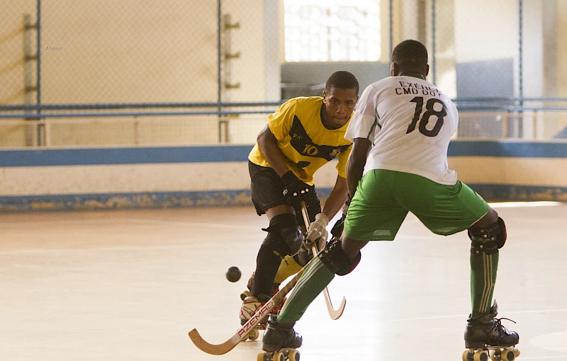 Uma partida de hóquem em patins, na cidadela desportiva.