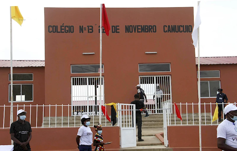 Escola financiada pelo PIIM inaugurada no Camucuio, província do Namibe