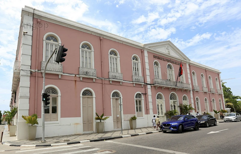 Vista frontal do edifício do Governo Provincial de Luanda