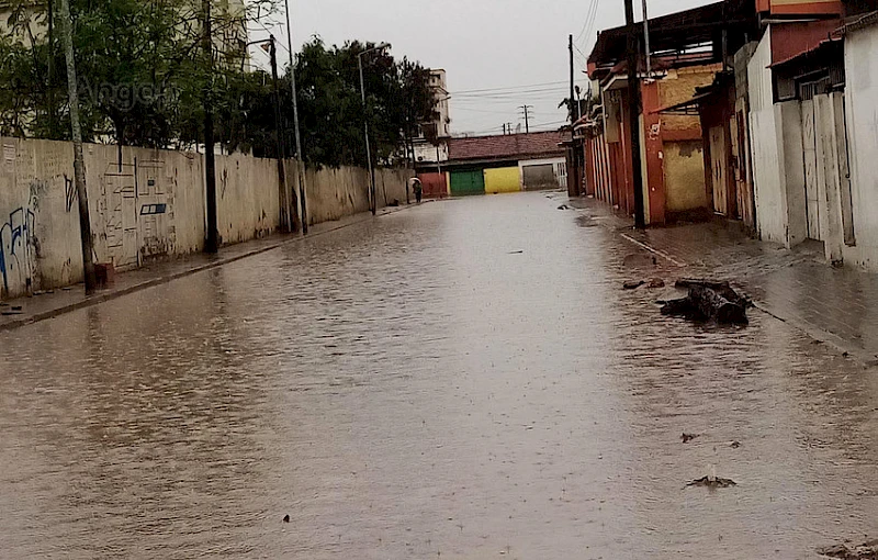 Chuva cria dificuldades em Luanda