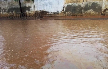 Estado da Rua Henriques Gago da Graça, conhecida como rua das pedrinhas no bairro da Terra Nova opôs a chuva que caiu em Luanda