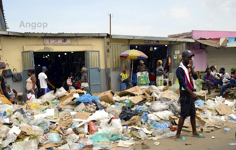 Lixo nas ruas de Luanda