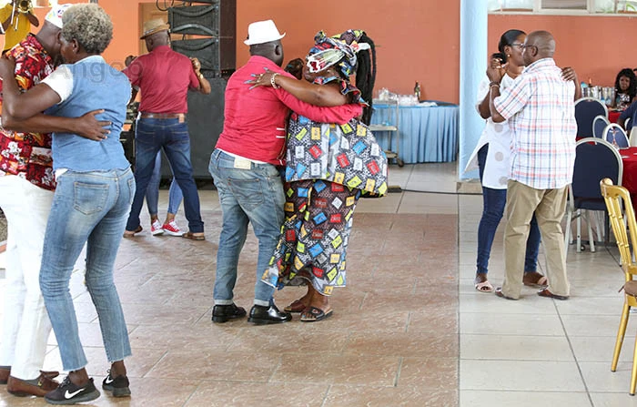 Kizomba a ser dançado em um ambiente de festa