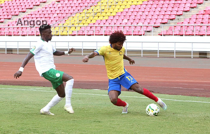 To Carneiro (com a bola) transfere-se para Marrocos