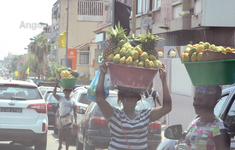 Comerciantes ambulantes na cidade de Luanda