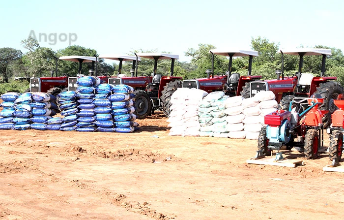 Presidente da República, João Lourenço, procede a entrega de meios agrícolas a populares do Cunene