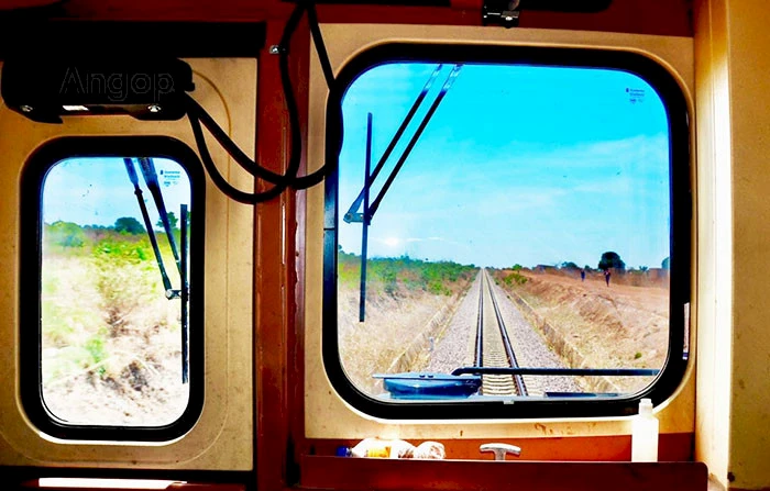 Huíla: Interior da locomotiva do CFM