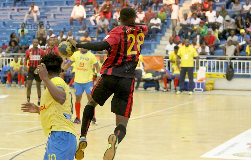 Pormenor de uma partida de andebol - Arquivo