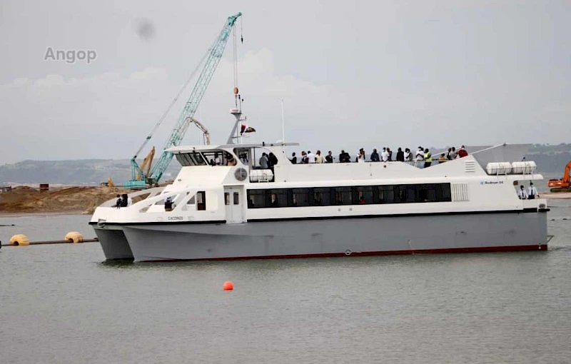 Llegada del catamarán al puerto de Cabinda