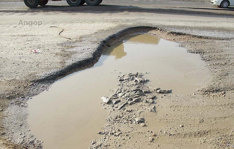 Buracos na Estrada Nacional 100 (Foto arquivo)