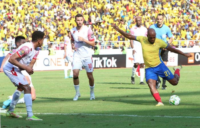 Atleta del Petro de Luanda, Erico efectúa pase