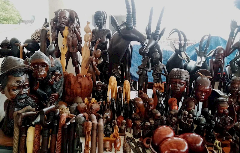 Peças de arte no mercado do Museu da Escravatura