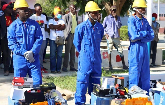 Jovens no município da Bibala, província do Namibe, recebem kits profissionais.