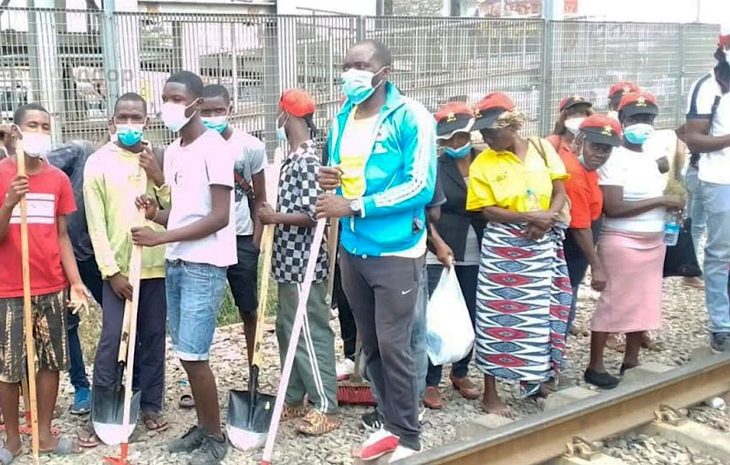 Voluntarios durante a campanha de limpeza da linha ferrea de Viana