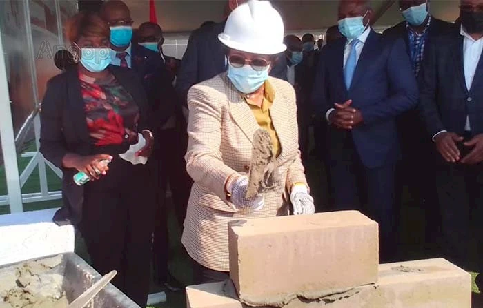 Maria Bragança, ministre de l'Enseignement supérieur, pose la pierre pour la construction de l'université