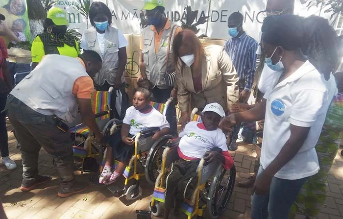 Le Fonds Lwini fait don de fauteuils roulants aux personnes handicapées de Ndalatando