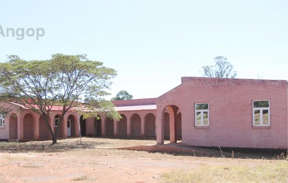 Um dos edifícos da Missão Evangélica do Dondi