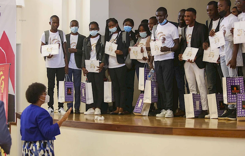 Vencedores do concurso académicos exibem diplomas de mérito.