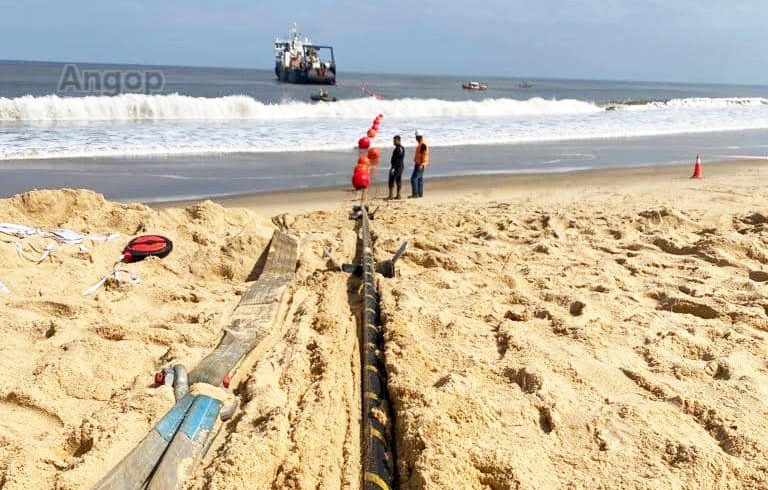 Cabo de fibra óptica atraca em Cacongo