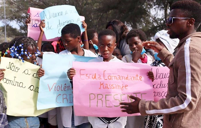 Crianças no município do Tômbwa marcham em repúdio aos abusos contra menores